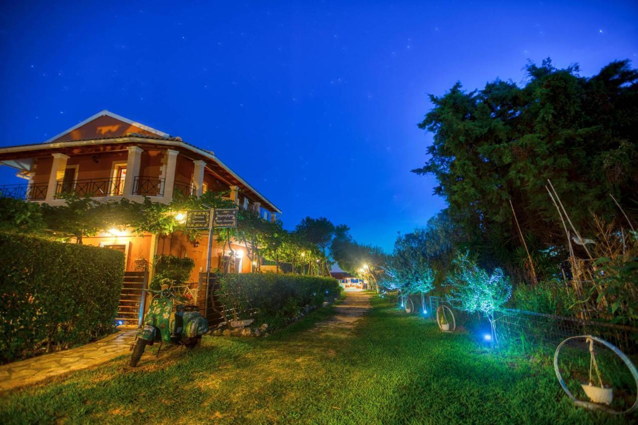 Christinas Apartments Agios Matthaios  Екстер'єр фото