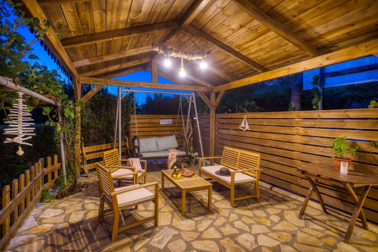 Christinas Apartments Agios Matthaios  Екстер'єр фото