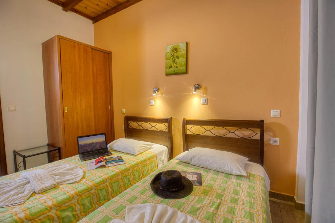 Christinas Apartments Agios Matthaios  Екстер'єр фото