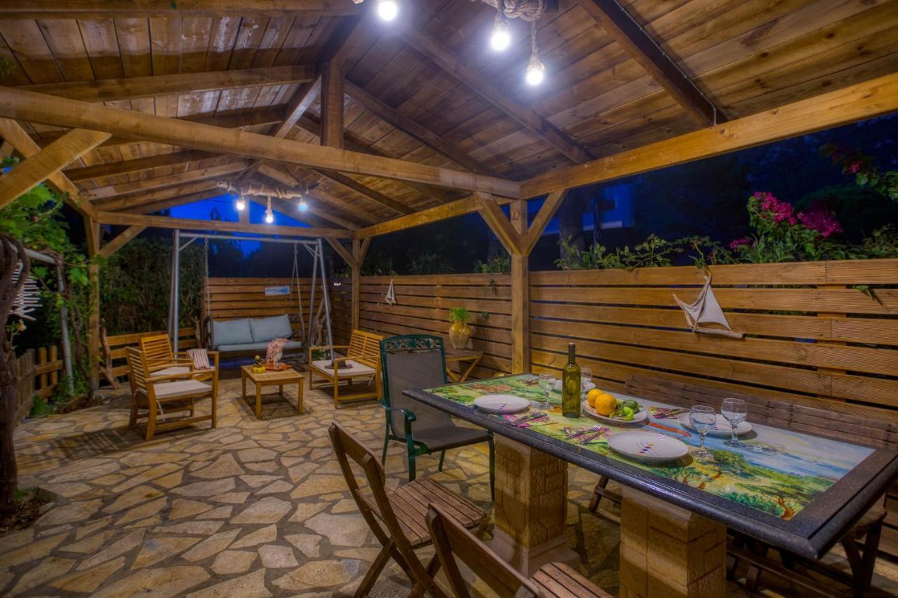 Christinas Apartments Agios Matthaios  Екстер'єр фото