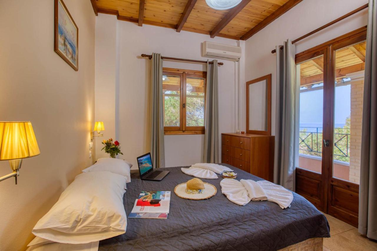 Christinas Apartments Agios Matthaios  Екстер'єр фото