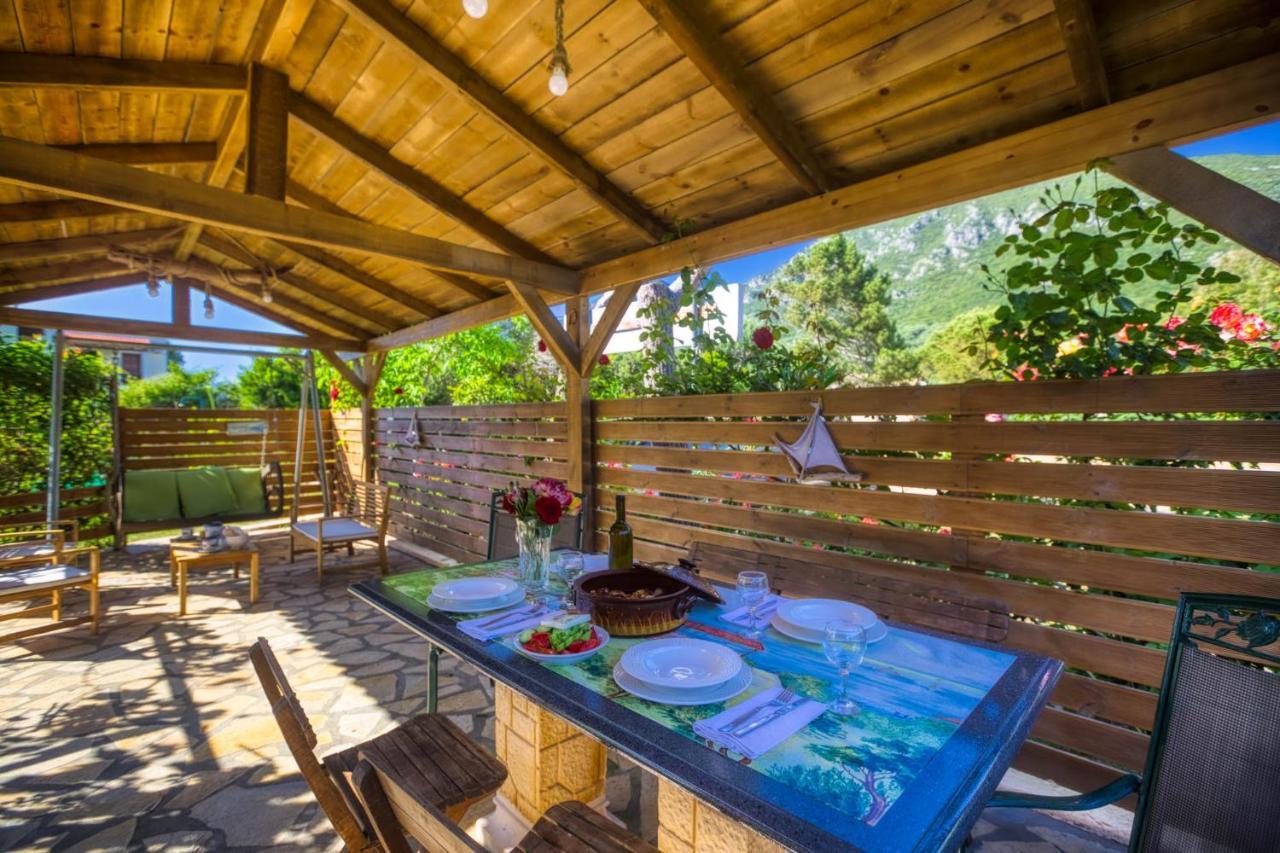 Christinas Apartments Agios Matthaios  Екстер'єр фото