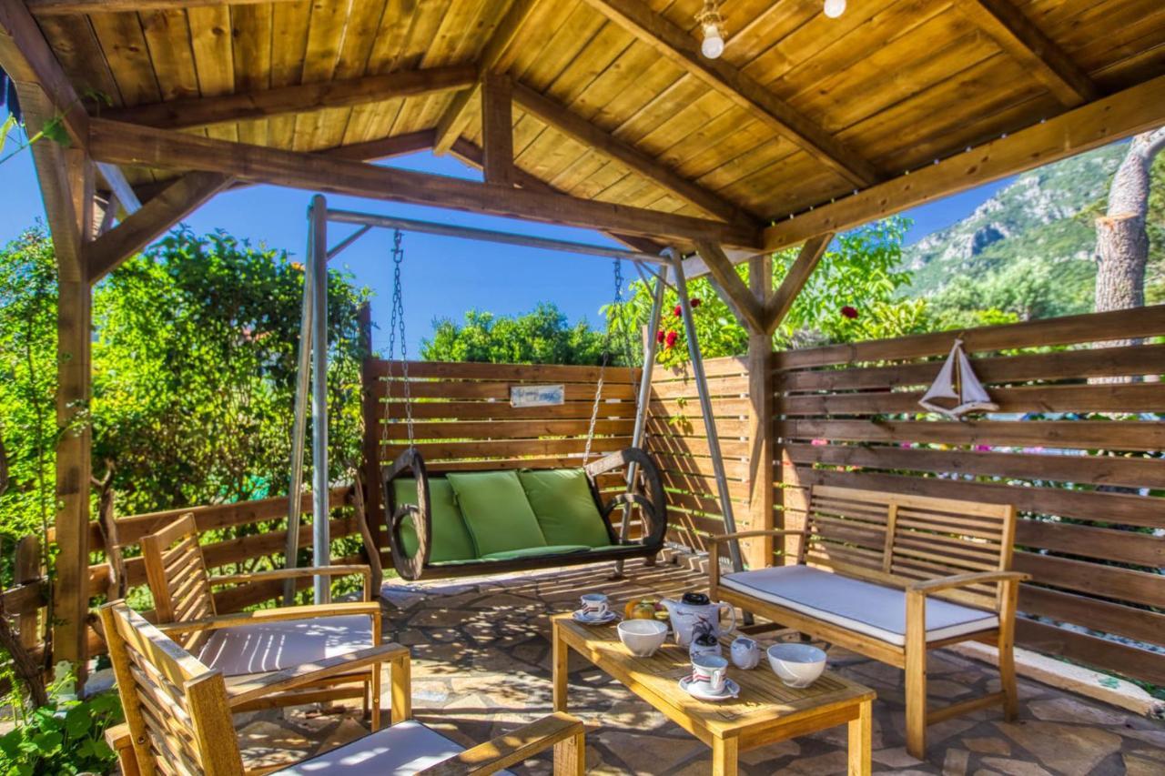 Christinas Apartments Agios Matthaios  Екстер'єр фото
