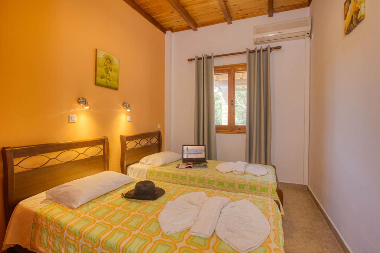 Christinas Apartments Agios Matthaios  Екстер'єр фото