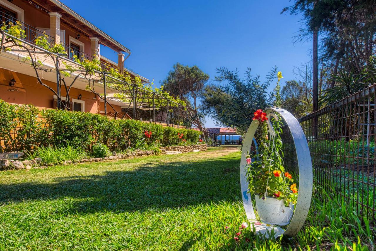 Christinas Apartments Agios Matthaios  Екстер'єр фото