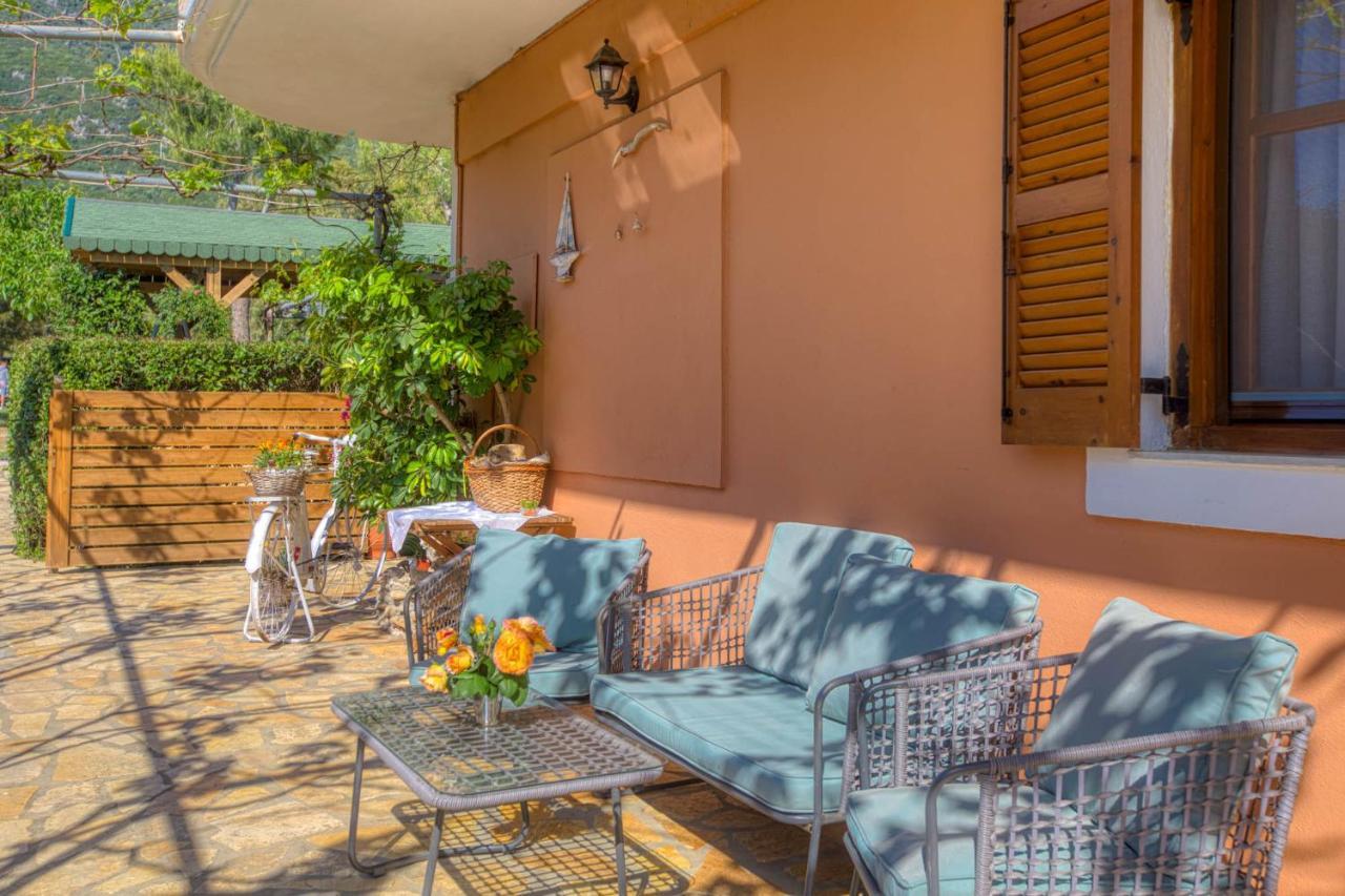 Christinas Apartments Agios Matthaios  Екстер'єр фото