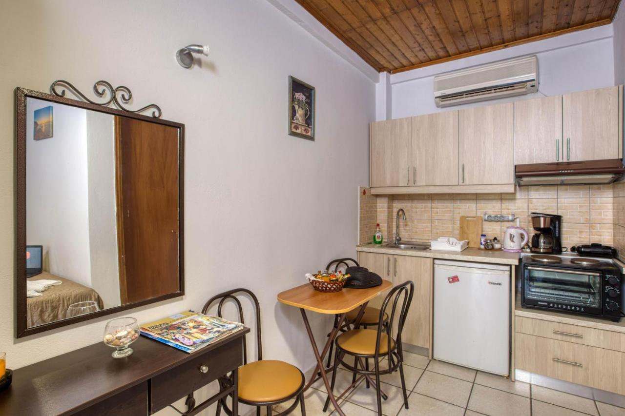Christinas Apartments Agios Matthaios  Екстер'єр фото