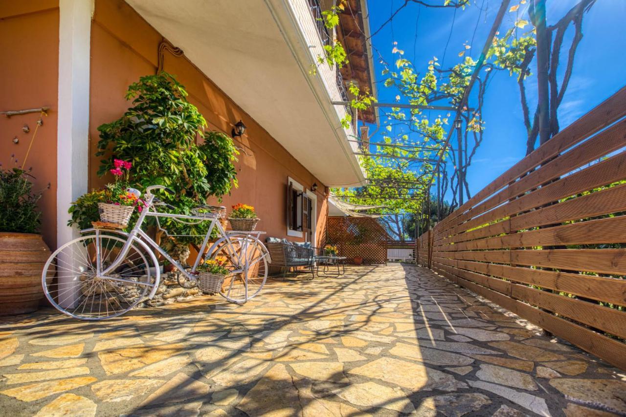 Christinas Apartments Agios Matthaios  Екстер'єр фото