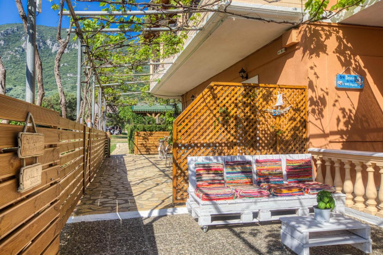 Christinas Apartments Agios Matthaios  Екстер'єр фото