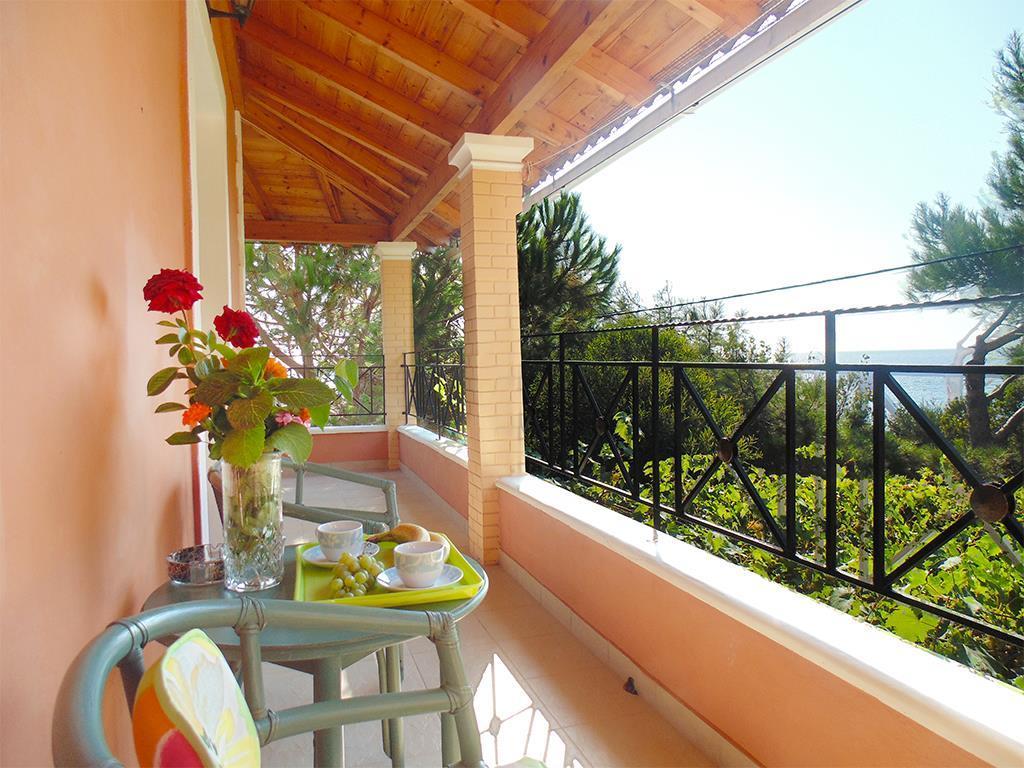 Christinas Apartments Agios Matthaios  Екстер'єр фото