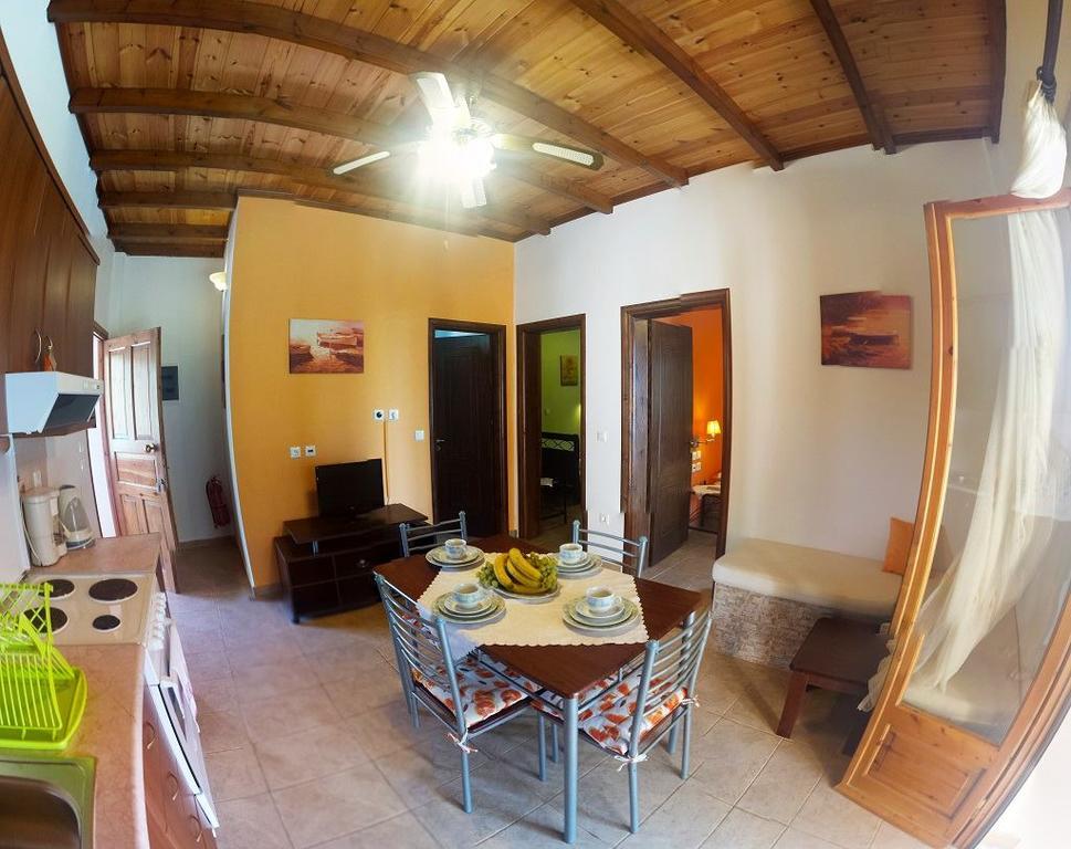 Christinas Apartments Agios Matthaios  Екстер'єр фото