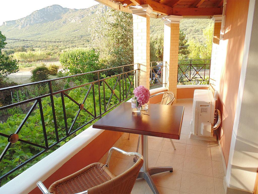 Christinas Apartments Agios Matthaios  Екстер'єр фото