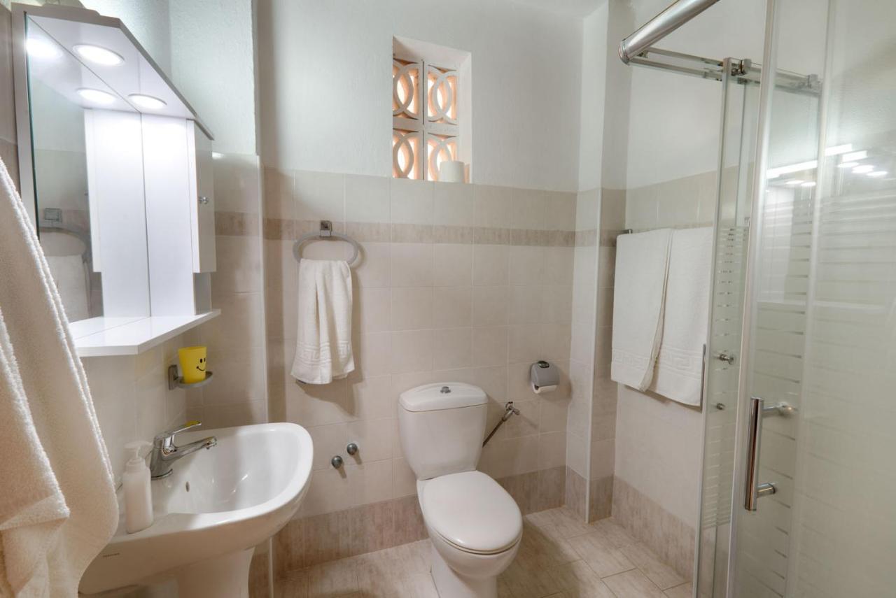 Christinas Apartments Agios Matthaios  Екстер'єр фото