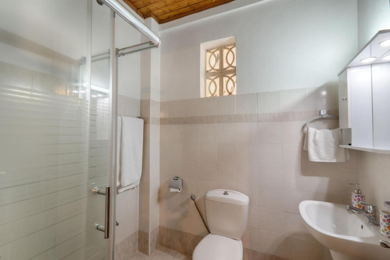 Christinas Apartments Agios Matthaios  Екстер'єр фото