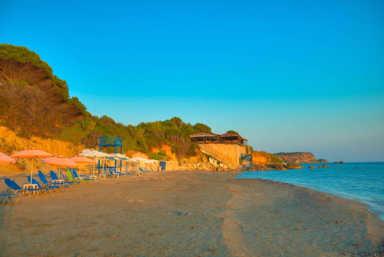 Christinas Apartments Agios Matthaios  Екстер'єр фото