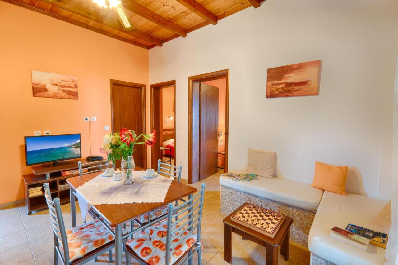 Christinas Apartments Agios Matthaios  Екстер'єр фото