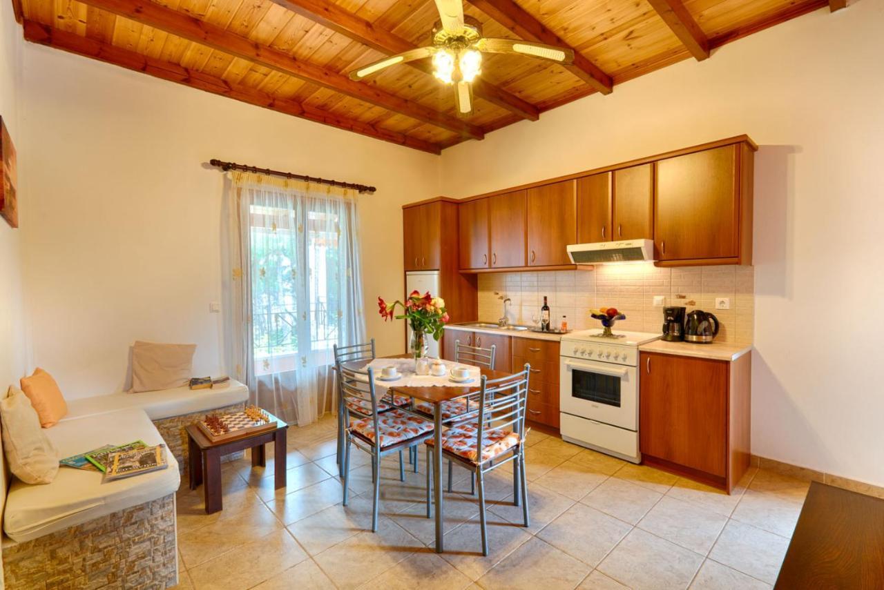 Christinas Apartments Agios Matthaios  Екстер'єр фото